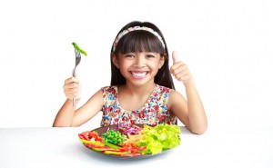 Child eating veggies_tcm1206-97163