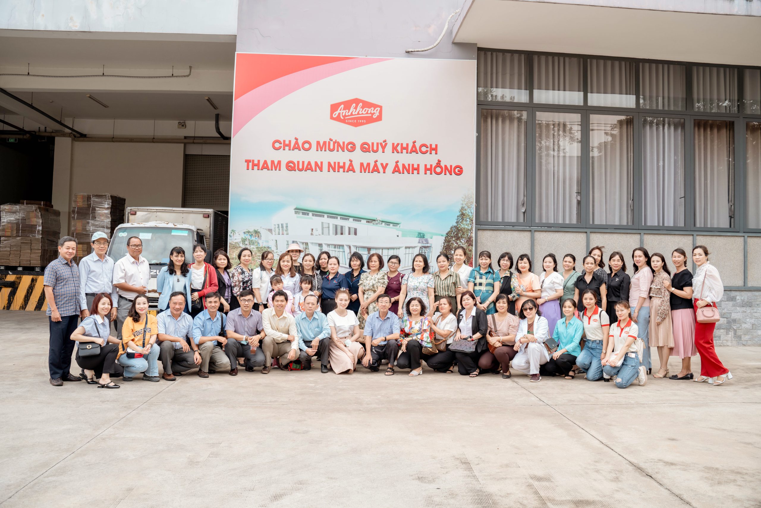 Đoàn khách hàng tham quan nhà máy Ánh Hồng